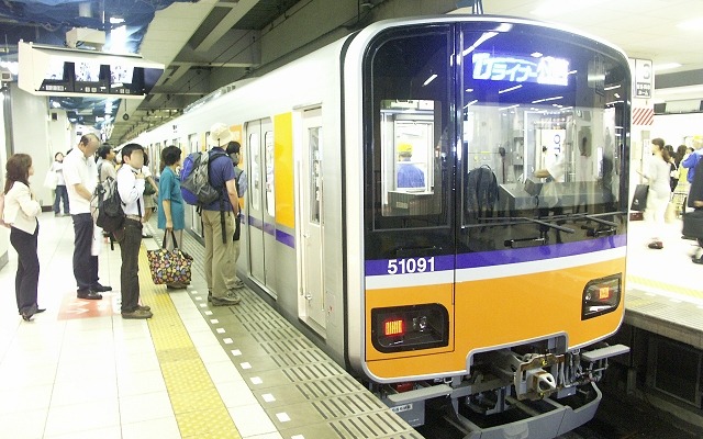 池袋駅で発車を待つ『TJライナー』。3月20・27・28日の3日間、23時台に池袋駅を発車する臨時『TJライナー』が運行される。