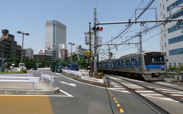 第一京浜道路が東海道本線や東海道新幹線などと立体交差する新八ツ山橋付近（右側は京急本線）。中央新幹線はこのあたりから神奈川県駅（橋本駅付近地下）の約3km手前まで大深度地下を通る。