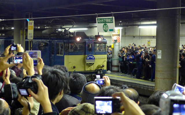 3月14日夜、上野駅の13番線ホームには最後の『あけぼの』を見送ろうと大勢のファンが詰めかけた