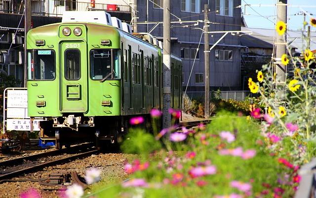 銚子電鉄の電車。朝ラッシュ時に増発を行う一方、終列車の時刻が繰り上がる。