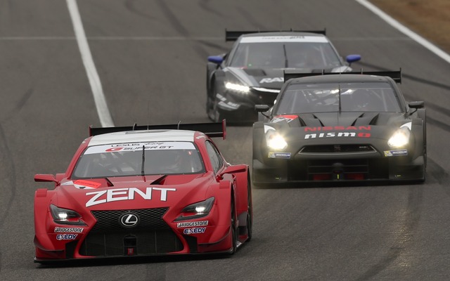鈴鹿サーキットでのGT500新型マシン3種の走行シーン。前からレクサスRC F、日産GT-R、ホンダNSX。写真：MOBILITY LAND