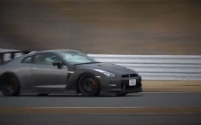富士スピードウェイで最終確認テストを行う日産 GT-R NISMO Nアタックパッケージ