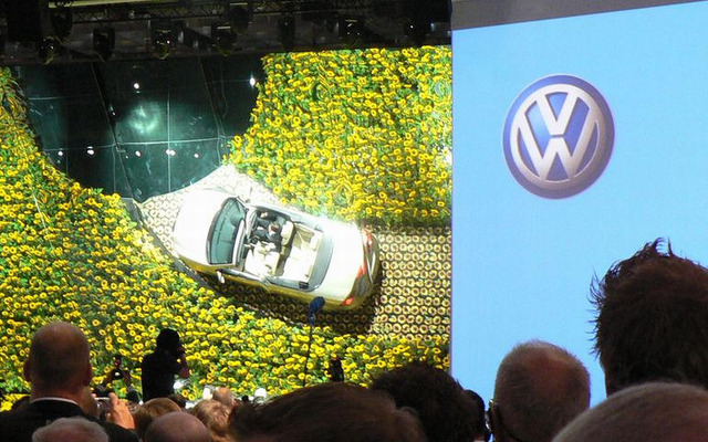 【フランクフルトモーターショー05】VW イオス、ヒマワリ畑に現る