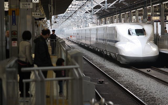 新横浜駅を通過するN700系。日本の新幹線は踏切を一切設けない高速鉄道専用の軌道とATCシステムの組み合わせによって高速運行を実現している。