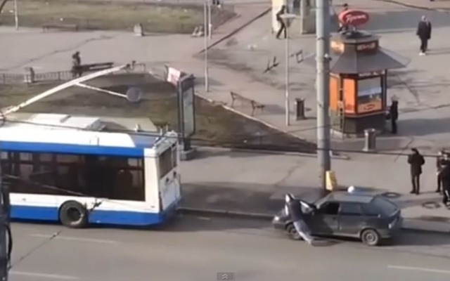 ロシアで故障車を移動しようと試みる大胆な二人組