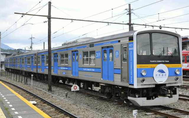 富士急行は2015年春から同社線でICカード乗車券として「Suica」を導入すると発表。写真は同社の6000系電車