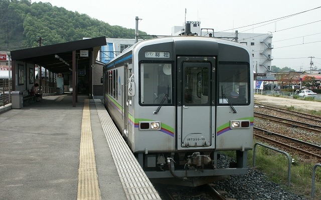 神辺駅で発車を待つ井原鉄道の列車。今回発売される「岡山・尾道おでかけパス」はJR線のほか井原鉄道と岡山電気軌道も利用できる。