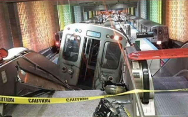 米シカゴの駅で起きた脱線事故。先頭車両がエスカレーターに乗り上げ（『NBCニュース』映像）