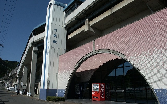 阿佐海岸鉄道の宍喰駅。4月1日から自動券売機による切符の販売を中止し、窓口販売に変更する。