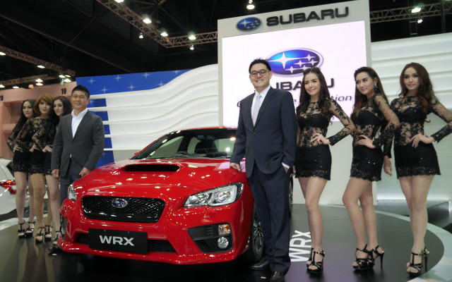 新型「WRX」と共に記念撮影に臨む、Tan Chong International社エクゼクティブ・ディレクターGlenn Tan氏（WRXの右)と、COOであるSeetoh Kwok Meng氏