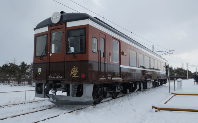 『お座敷列車北三陸号』で運用される新型お座敷車36-Z1形「さんりくはまかぜ」。これにレトロ車両を連結した2両編成で運転される。