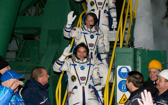 ソユーズ宇宙船に搭乗する第39次長期滞在クルー、アレクサンドル・スクボルソフ宇宙飛行士、オレッグ・アルテミエフ宇宙飛行士、スティーブン・スワンソン宇宙飛行士