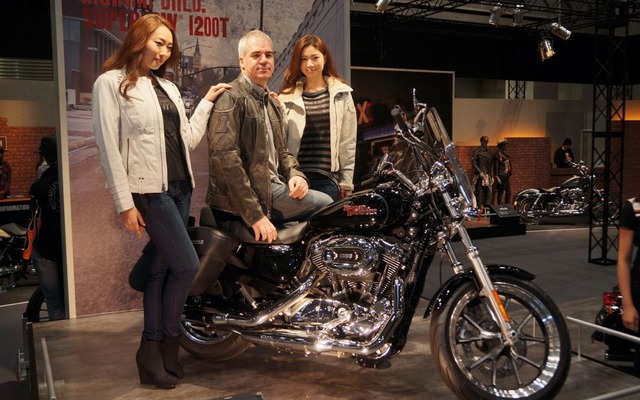 スポーツスター「スーパーロー1200T」に股がるハーレーダビットソン・ジャパンのスチュアート・ファレル社長（写真中央）
