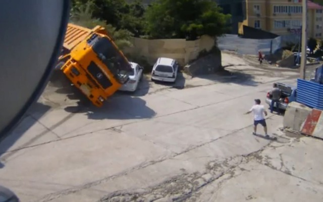 ロシアのソチで起きた無人の大型ダンプカーの暴走事故