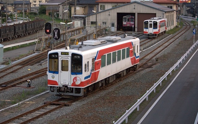 三陸鉄道南リアス線の起点・盛駅構内を走る気動車。このほど、三陸鉄道の鉄道事業再構築事業の実施計画期間が5年延長された。