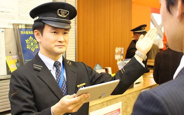 携帯端末で運行状況を確認・案内する駅員のイメージ。3月31日から18駅で実施する。