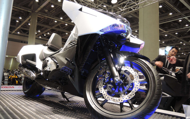 【東京モーターサイクルショー14】ホンダ NM4 の未来的デザインの理由