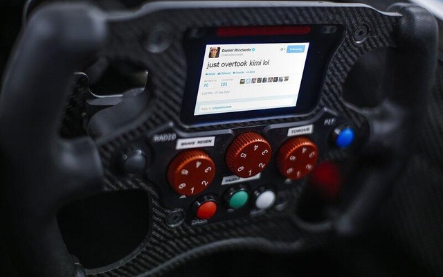 レッドブルF1が4月1日からテスト中の新ステアリングホイール