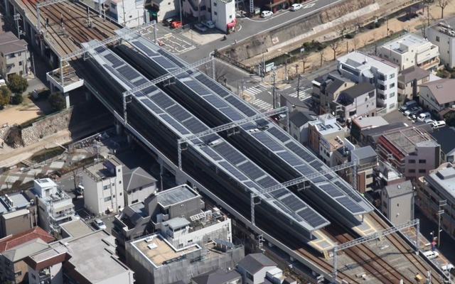 大石駅ホームの屋根上に設置された太陽光パネル。国内最軽量とされる結晶シリコン型のパネルを採用した。