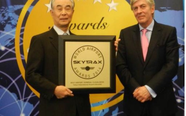 スカイトラックスの国際空港評価で羽田空港が世界1位に（左：日本空港ビルデング鷹城勲社長）