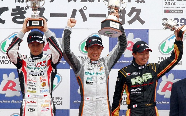 優勝した阪口良平選手（中央）、2位の谷口信輝選手（左）、3位の青木孝行選手