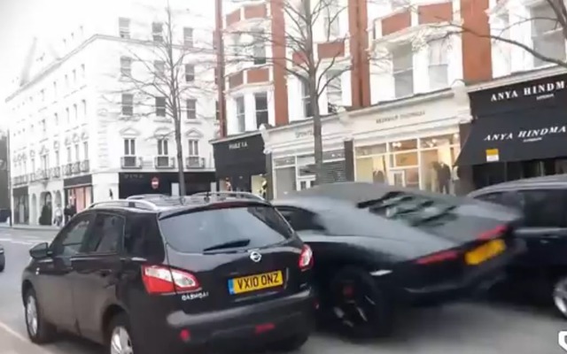 英国ロンドンで起きたランボルギーニ アヴェンタドールの事故の瞬間