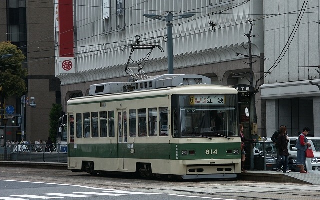 広島電鉄は4月7日のダイヤ改正で運行間隔の調整を行う。写真は八丁堀停留場付近。