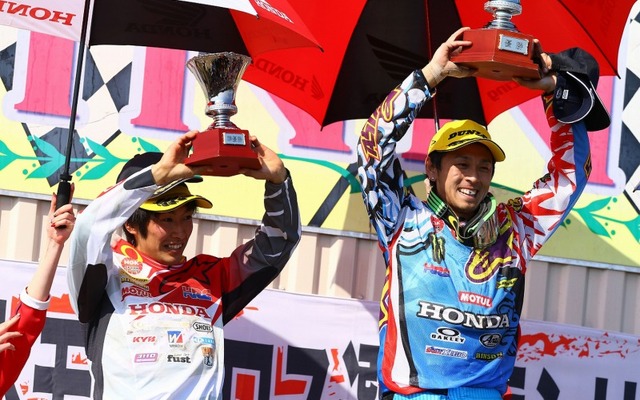 成田亮選手と小方誠選手の表彰台