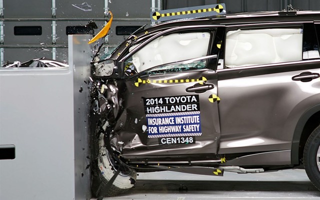 米IIHSが実施した新型トヨタハイランダーの新スモールオーバーラップ衝突テスト
