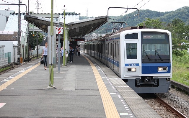 入間市内にある西武池袋線の元加治駅。社会実験として発行される「DIAプラン シニアパス」は、同駅を含む池袋線所沢～東飯能間などが1カ月間利用できる。