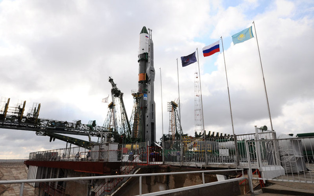 射点に立ったプログレス補給船（55P）を搭載したソユーズロケット（4月7日、S.P.Korolev RSC Energia）