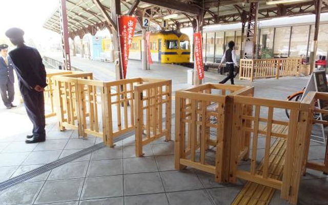 このほど「木質化」が図られた、出雲大社前駅の改札口。島根県産木材を使用している。