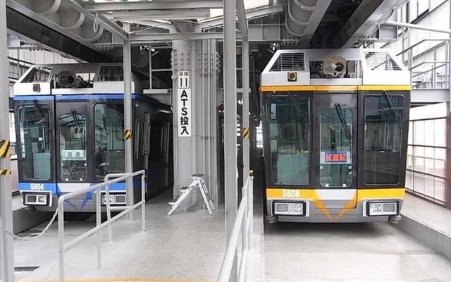 黄色の帯をまとった5000系「イエローライン」（右）。4月14日から営業運転を開始する。