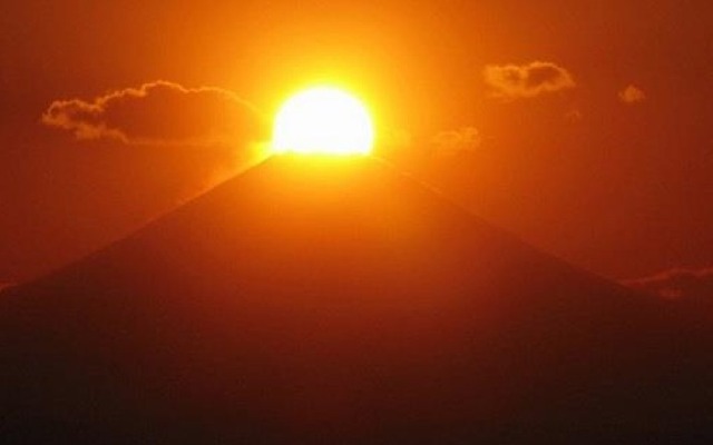千葉の鋸山ロープウェーは4月20日、富士山頂に太陽が重なる「ダイヤモンド富士」鑑賞用の臨時便を運行する。写真は「ダイヤモンド富士」のイメージ