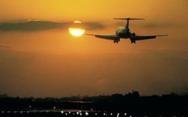 NATO、コソボ上空の通過を民間機に開放