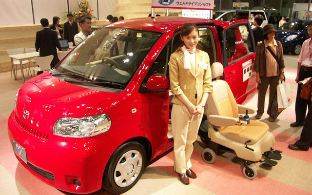 【福祉機器展05】これがトヨタ ファンカーゴ 後継車か?!