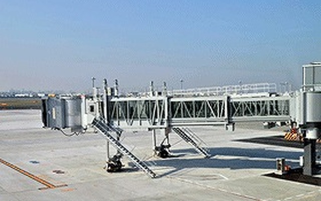 三菱重工子会社のバリアフリー旅客搭乗橋（PBB）16基が羽田空港で稼働開始