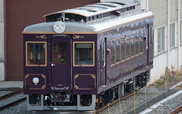 三陸鉄道が南リアス線の全線再開にあわせて同線に導入した新型レトロ調車両の36-R3形。4月下旬から5月上旬にかけて一般の定期列車に連結して運転する。