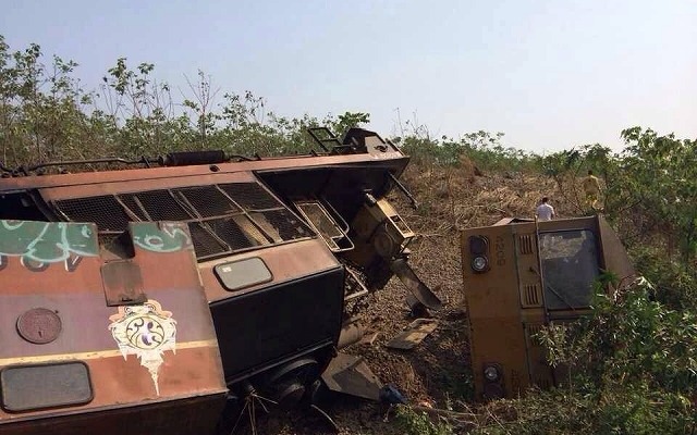 タイ国鉄の機関車、脱線横転し大破