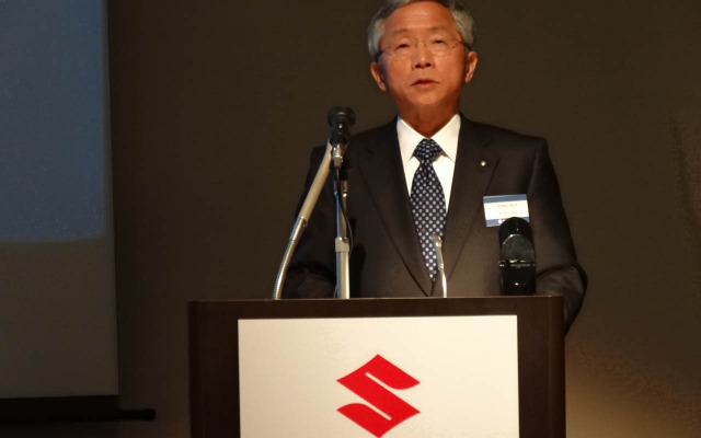 スズキの燃費向上計画について述べる本田 治 副社長