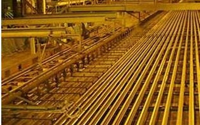 圧延直後の150mレール。出荷時の長さとしては世界最長となる。