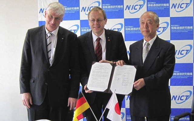 NICT本部にて研究協力協定に調印したNICT 坂内 正夫 理事長（右）、DLR Johann-Dietrich Worner 長官（中）、DLR Hansjorg Dittus 宇宙研究分野担当上級役員（左）