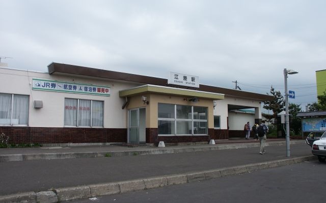 江差線の終点・江差駅。同線は5月11日限りで廃止され、翌12日から函館バスが代替バスを運行する。