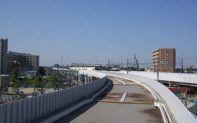 新京成線連立事業に伴い、一部の高架橋が既に完成している。5月に実施される初富駅付近の仮線切替により事業区間内の仮線敷設が全て完了し、高架化工事が本格化することになる。