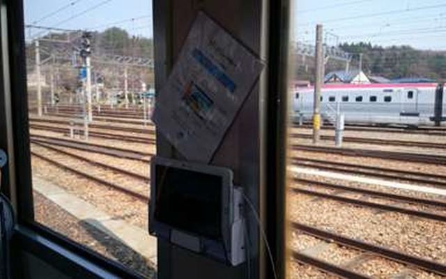タブレット端末の設置イメージ。展望スペースに2台ずつ設置する。『リゾートしらかみ』の乗客なら誰でも利用することができる。