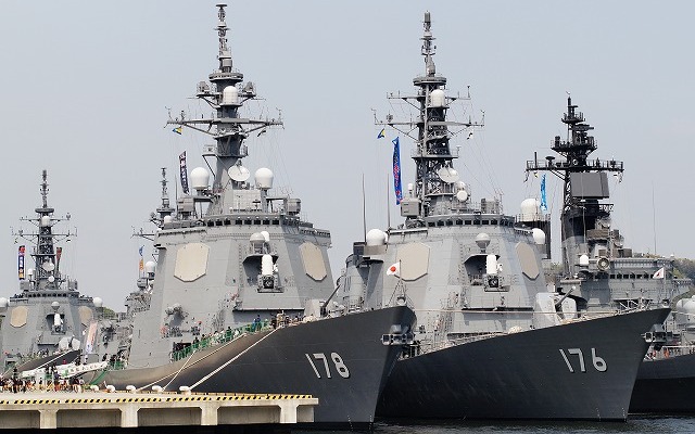 演習で多くの艦艇が集るタイミングを利用して、もうひとつの対抗戦が横須賀で開催。日本に6隻しかないイージス艦がなんと4隻も参加。