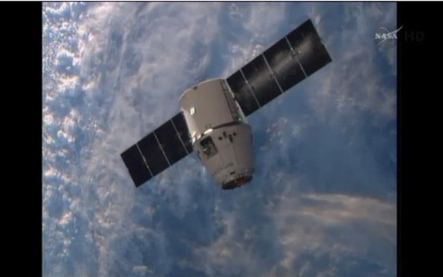 ドラゴン補給船3号機国際宇宙ステーションと結合