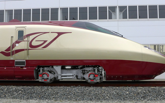 フリーゲージトレイン新試験車両先頭車の前頭部。「FGT」のロゴが目立つ。前頭部の流線型の部分の長さは8mある