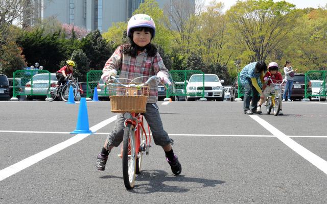 補助輪なしで自転車に乗れた！　親子の挑戦を自転車競技団体がサポート