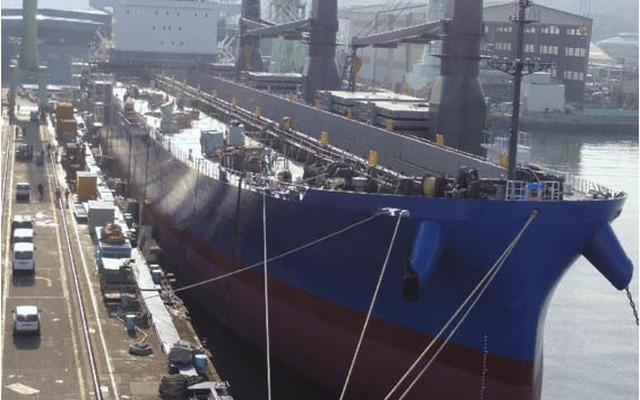 長尺レール輸送船の外観。新日鐵住金が製造・出荷体制を整えた世界最長の150mレールの輸送に対応する。